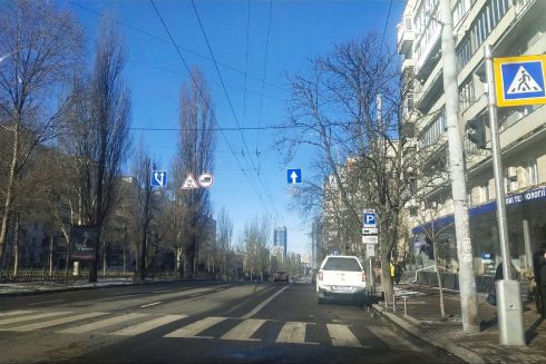 На бульваре Леси Украинки ликвидировали еще одну полосу общественного транспорта ради паркомест