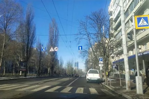 На бульварі Лесі Українки ліквідували ще одну смугу громадського транспорту заради паркомісць