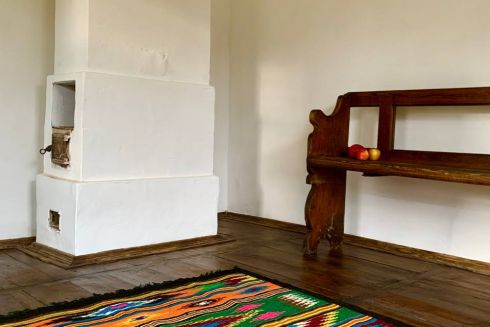 Смотрите, как на Львовщине отреставрировали старый дом в лимонно-горчичном цвете: фото