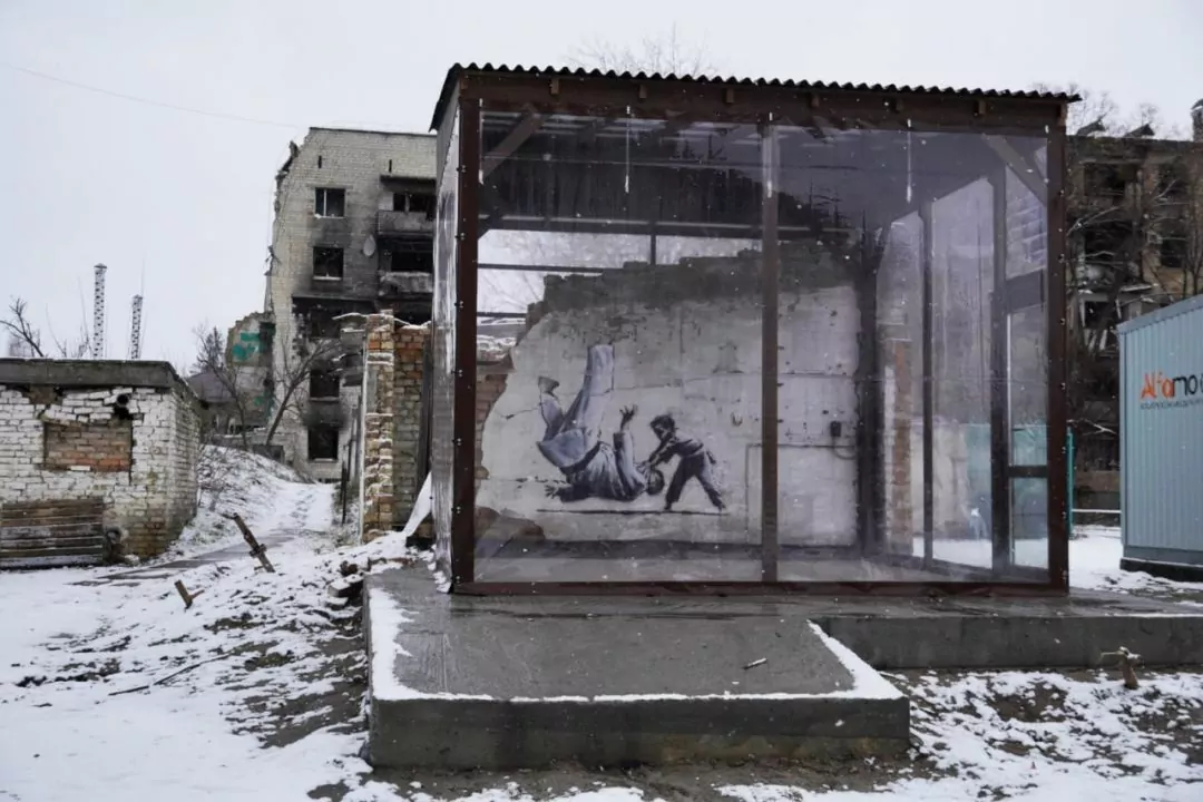 Граффити Бэнкси в Киевской области поместили под стекло и подключили круглосуточный мониторинг