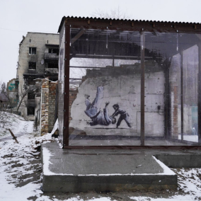 Граффити Бэнкси в Киевской области поместили под стекло и подключили круглосуточный мониторинг