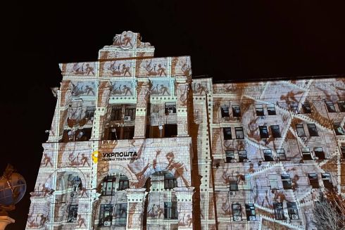 Фото: У Києві підсвітили Оперний театр, Головпоштамт та Охматдит