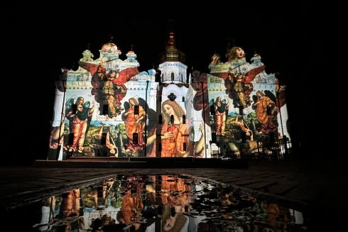 Смотрите, как подсветили в Киеве здание Верховной Рады и Киево-Печерскую лавру: фото