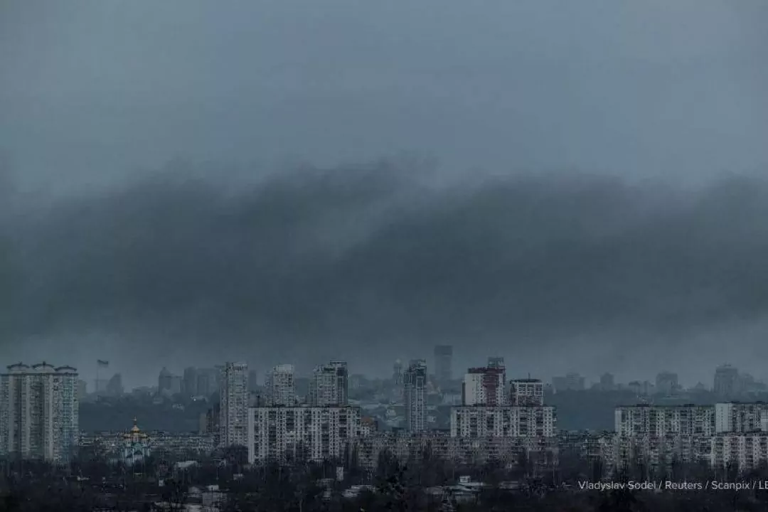 Київ атакували &laquo;Кинджалом&raquo; та &laquo;шахедами&raquo;: ракети пошкодили автомобілі та вибили вікна у будинках