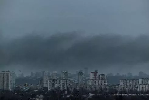 Київ атакували &laquo;Кинджалом&raquo; та &laquo;шахедами&raquo;: ракети пошкодили автомобілі та вибили вікна у будинках