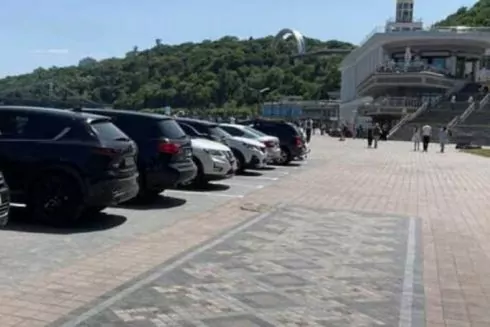 Часть набережной на Почтовой площади превратили в парковку