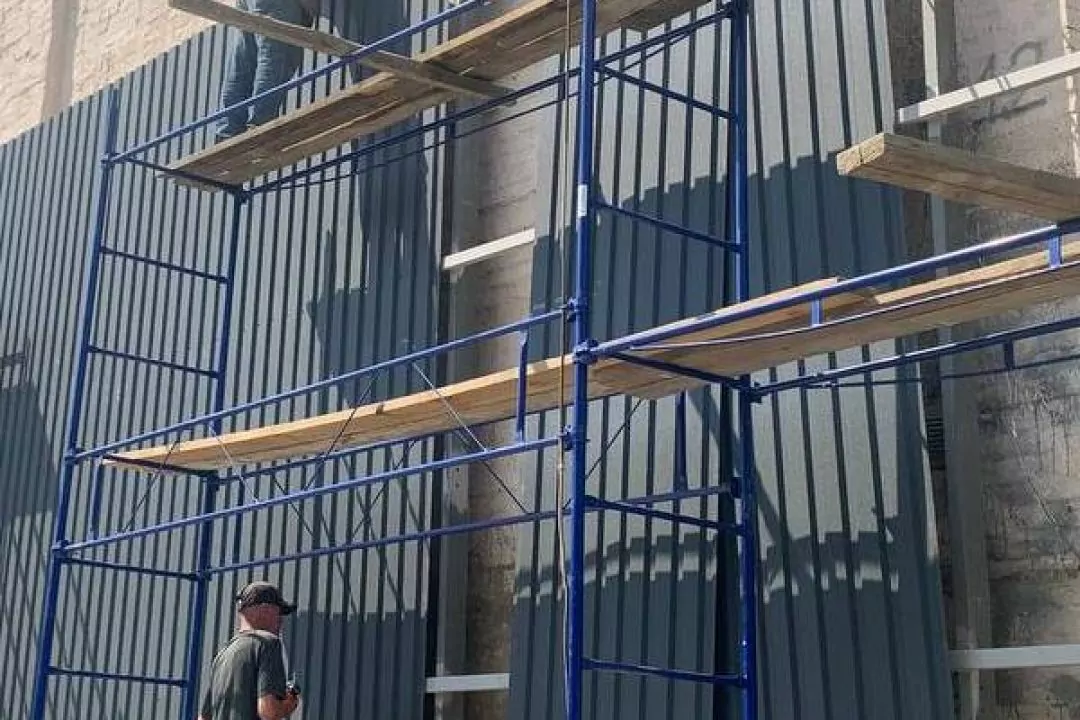 До "Будинку з комахами" повернулися будівельники та продовжують розбирати пам'ятку