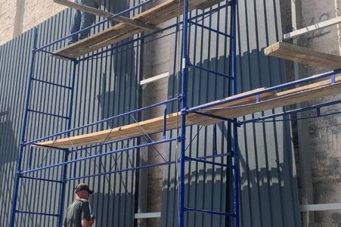 К "Дому с насекомыми" вернулись строители и продолжают разбирать памятку