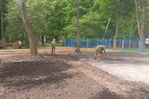 Газон замість гаражів: на Солом'янці облаштовують зелену зону за кінотеатром Тампере