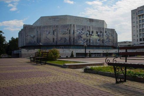 У КПІ пояснили, чому знімають автентичний облицювальний камінь з Палацу культури