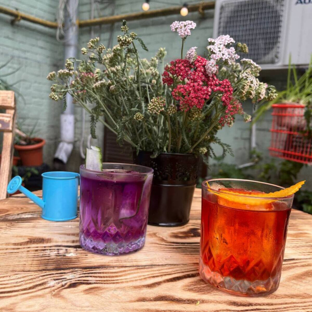 У метро "Университет" открыли заведение "Пес Дюк" с корн-догами, лимонадами и десертами