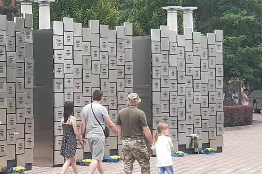У Бучі встановили інсталяцію в пам'ять про загиблих під час окупації містян