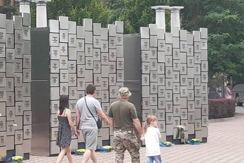 В Буче установили инсталляцию в память о погибших во время оккупации горожан