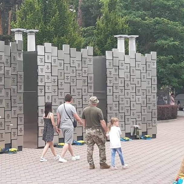 В Буче установили инсталляцию в память о погибших во время оккупации горожан