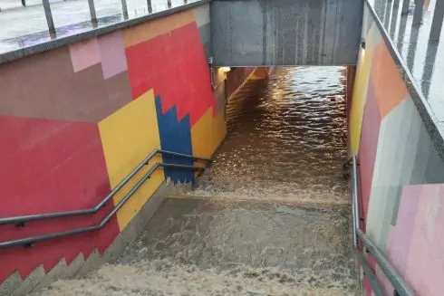 У Києві через потужну зливу затопило авто, підземні переходи і ТРЦ: фото