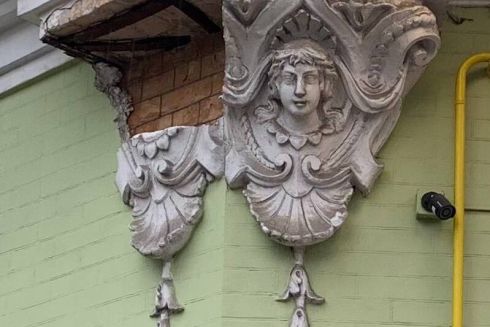 З будинку на Хмельницького, де розміщений Макдональдс, збили історичний маскарон