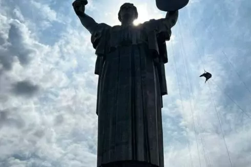 С Родины-матери начали демонтировать советский герб