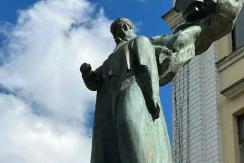 На Печерську замість збитого бюста Пушкіну встановили пам'ятник Шевченку