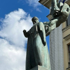 На Печерске вместо сбитого бюста Пушкину установили памятник Шевченко