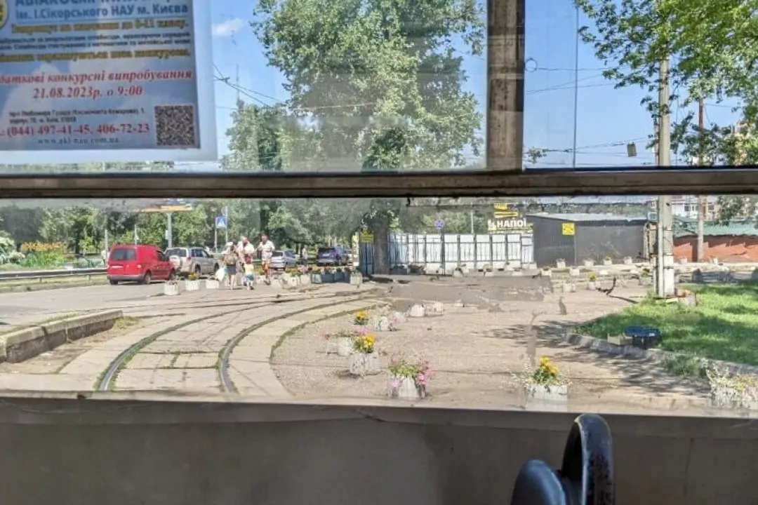 В Оболонському районі біля трамвайних колій встановили бетонні клумби, щоб перекрити заїзд автівок