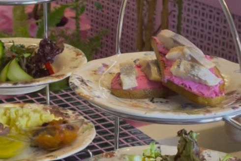 Возле Мариинского парка открыли Bruncho Cafe с трехэтажными завтраками-бранчами.