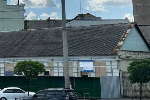 На Подолі 200-річний будинок огородили будівельним парканом