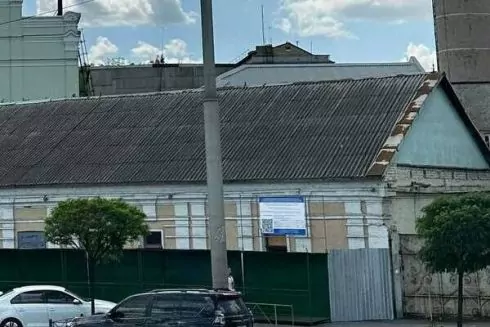 На Подоле 200-летний дом огородили строительным забором