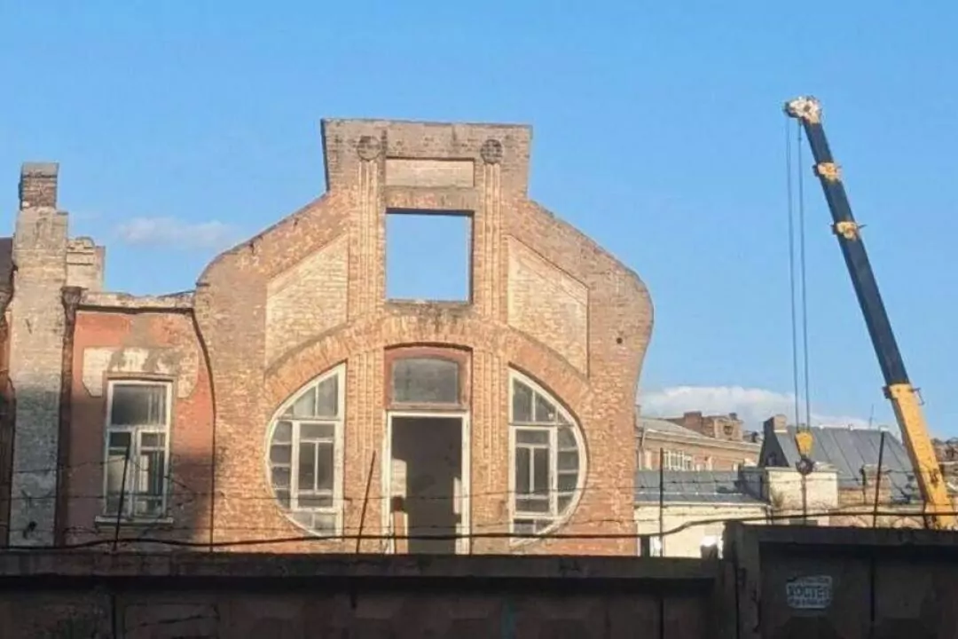 На Лук'янівській площі розбирають дах пам'ятки архітектури