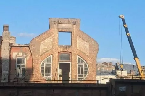 На Лукьяновской площади разбирают крышу памятника архитектуры