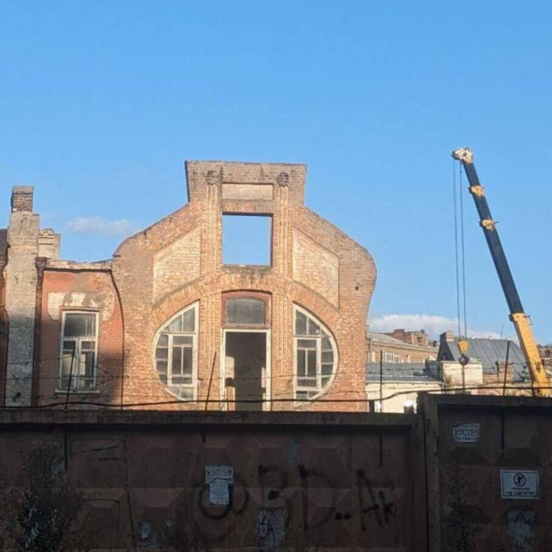 На Лукьяновской площади разбирают крышу памятники архитектуры