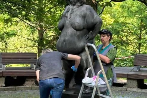 Во Львове неизвестные повредили и пытались поджечь скульптуру &laquo;Впевнена&raquo;