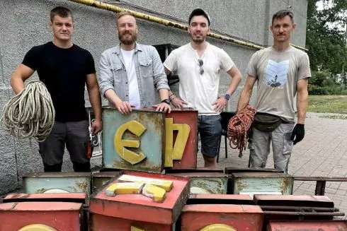 Як організація з Маріуполя відновлює в Києві історичні вивіски 60-70-х років