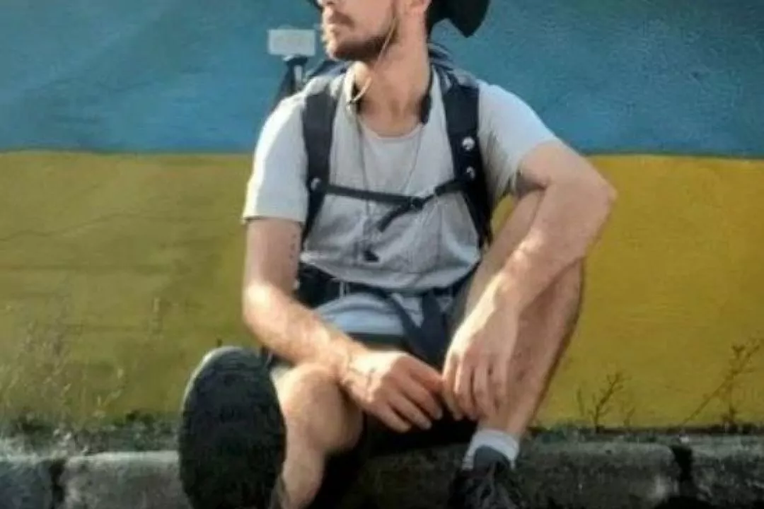 Італієць пішки дістався Києва, збираючи гроші на українські школи та лікарні