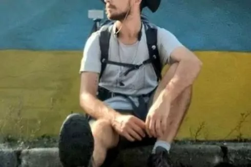 Італієць пішки дістався Києва, збираючи гроші на українські школи та лікарні