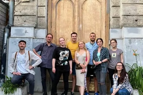 Як у Києві активісти реставрують старовинні двері та продовжують справу загиблого на війні Сергія Миронова