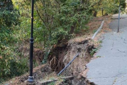 У Солом‘янському парку стався зсув землі: фото