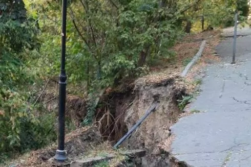 В Соломенском парке произошел оползень: фото