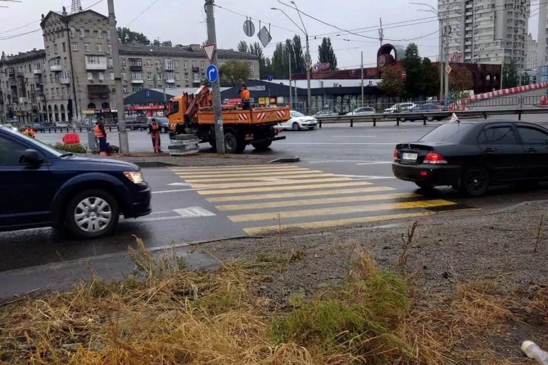 На Шулявці облаштували тимчасовий наземний перехід: активісти закликають зробити його постійним