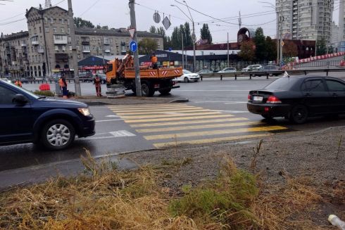 На Шулявці облаштували тимчасовий наземний перехід: активісти закликають зробити його постійним