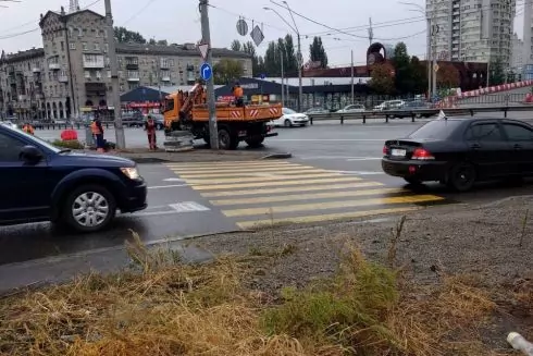 На Шулявці облаштували тимчасовий наземний перехід: активісти закликають зробити його постійним