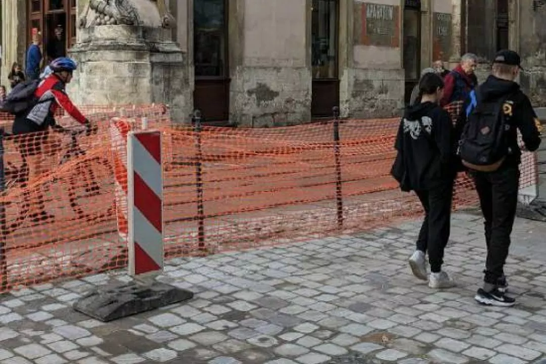 Во Львове на площади Рынок производят замену брусчатки: как это выглядит