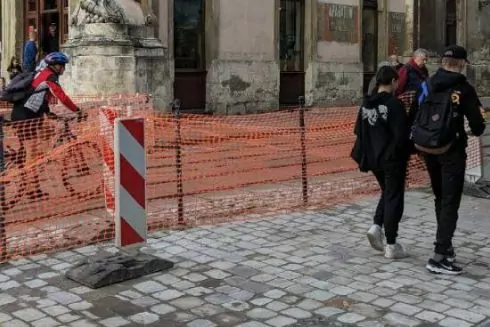 Во Львове на площади Рынок производят замену брусчатки: как это выглядит