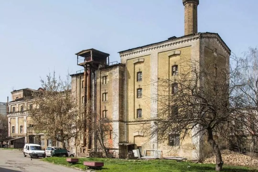 Довкола пивоварні Шульца з'явився новий будівельний паркан