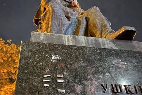 У Києві з пам’ятника Пушкіну зняли демаскувальну сітку, яку повісили активісти