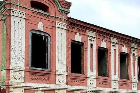 Историческое здание на Татарке оказалось под угрозой сноса: Департамент требует убрать забор