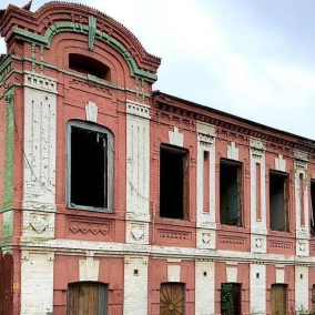 Историческое здание на Татарке оказалось под угрозой сноса: Департамент требует убрать забор