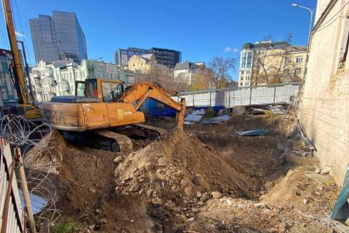 Возле "Дома с насекомыми" возобновились работы: эскаватор копает очень близко к достопримечательности.