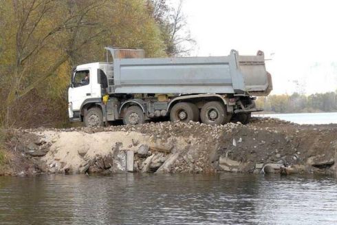 Забудовник почав засипати канал, що з'єднує озеро Тягле та Небреж на Осокорках