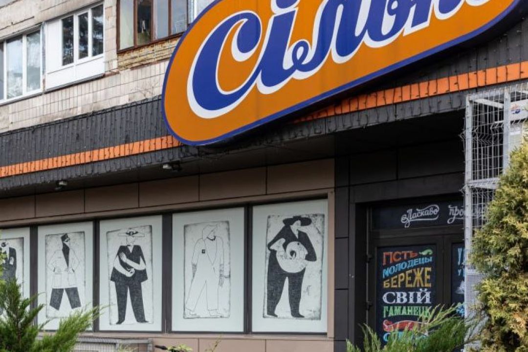 У 15 супермаркетах «Сільпо» замінили вітрини на картини українських митців