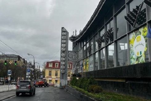 Возле Житнего рынка отремонтировали тротуар и обустроили парковочный «карман»